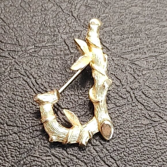 Sarah Coventry "J" Initial Pin From Sarah's ABCs - Picture 1 of 3
